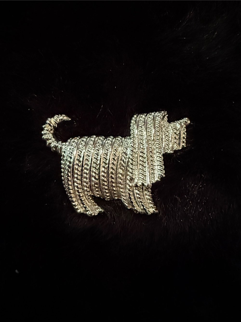 Sarah Coventry Silver Dog Brooch Pin - Sparkling Rope Design